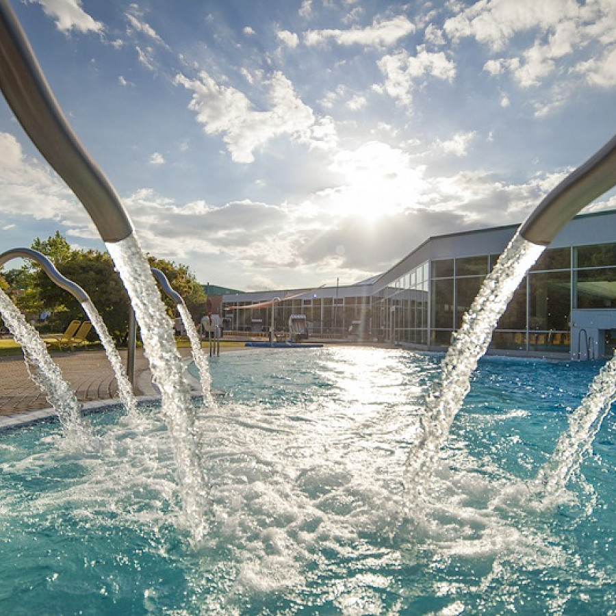 HEIDE SPA Hotel & Resort, Außenbecken mit Nackensprudler