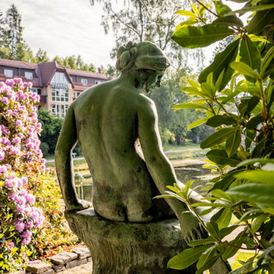 Plastik am Festhallenteich Bad Brambach