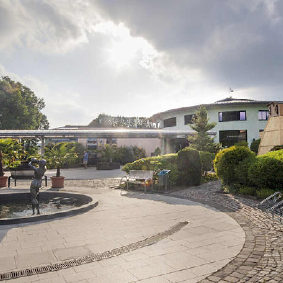 Außenansicht des Eingangsbereiches des Gesundheitsbad Actinon in Bad Schlema