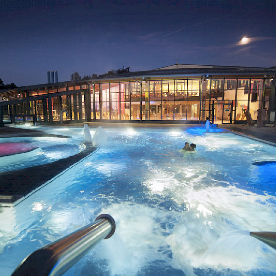 Abendstimmung am Außenpool des Gesundheitsbad Actinon in Bad Schlema