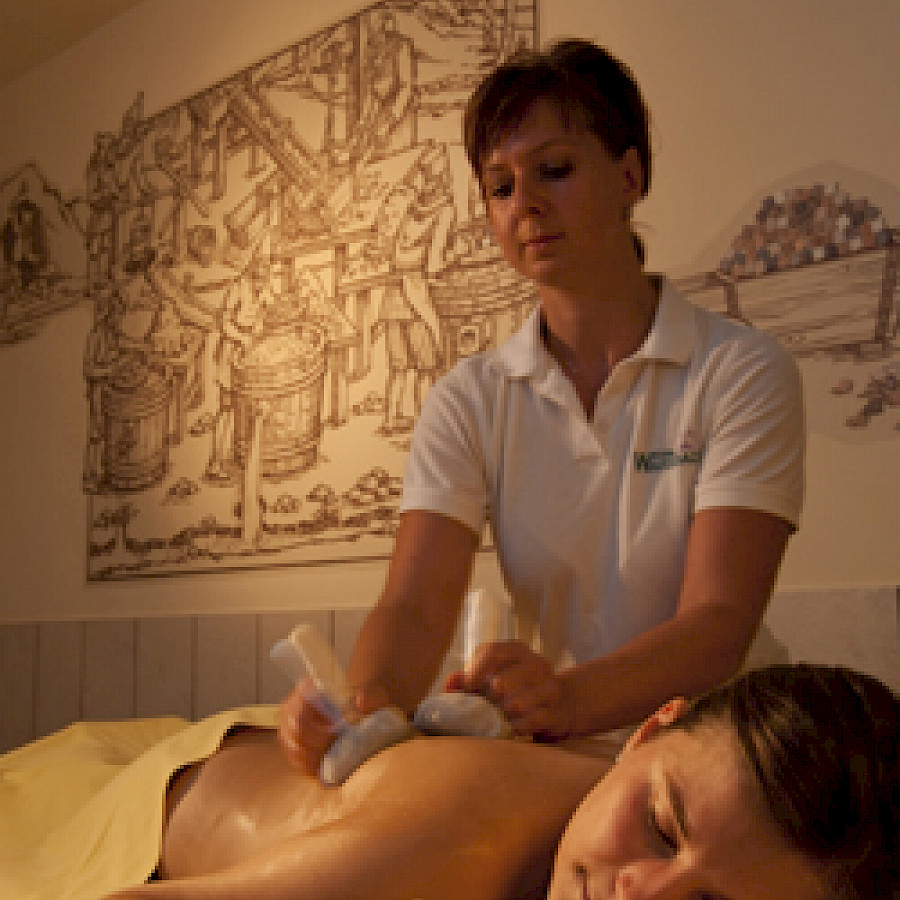 Heilbad Warmbad, Silber-Therme, Kräuterstempelmassage