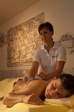 Heilbad Warmbad, Silber-Therme, Kräuterstempelmassage